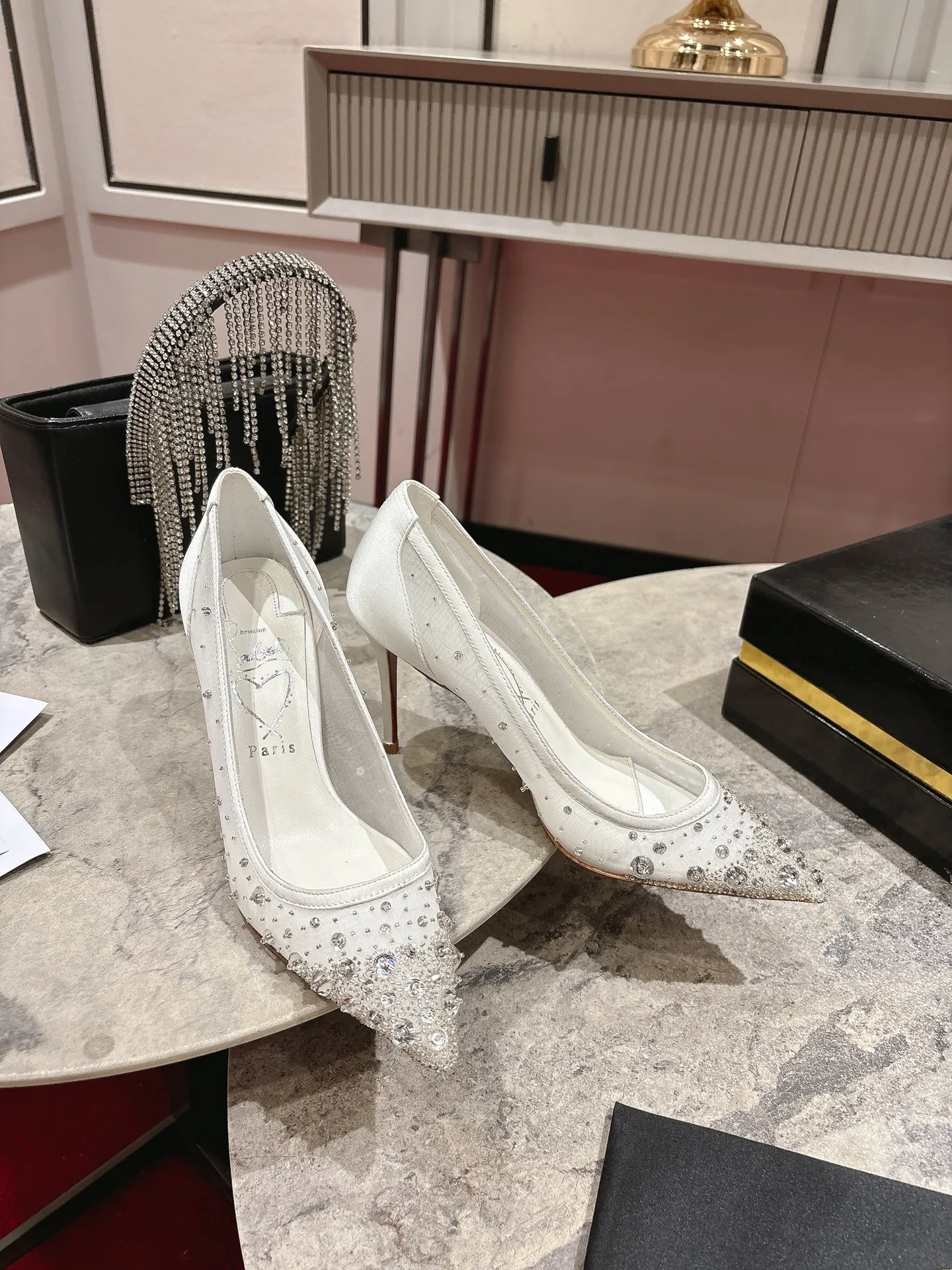 👟👟Ex-factory price 740👟👟 🆑❥∙ Mesh seam drill (single shoe)🦋✪ꫛꫀw.✔︎ This style features a slightly pointed toe made from white mesh with crystal beads and diamonds, a 65mm heel height, hand-placed crystals added to the front, and our signature Louboutin red sole with Christian Louboutin's signature and heart-shaped imprint logo on the insole. Size: 34 yards-42 yards (34.40.41.42. Customized, non-returnable and non-exchangeable‼️) Heel height: 6.5cm Color: White Apricot